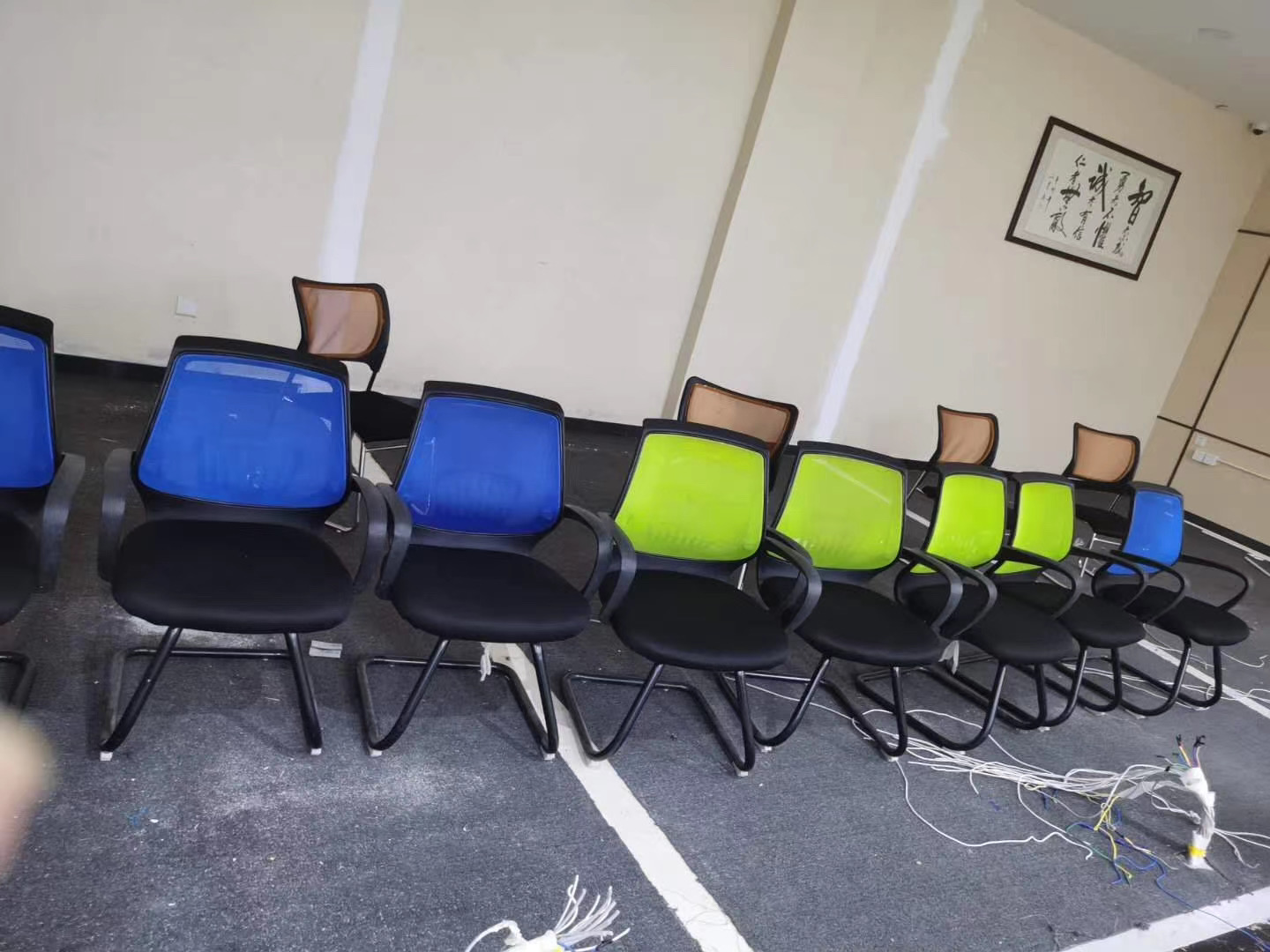 昆明電腦桌、辦公桌回收、辦公椅，及現(xiàn)代家具回收，地毯以及各種辦回收、公用品等